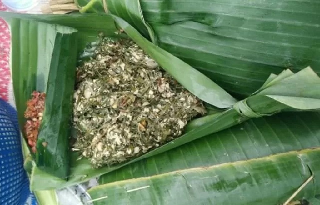 Lawar Don Jepun di Desa Dukuh Penaban, Karangasem Bali, terkait dengan tradisi unik umat Hindu di sana.