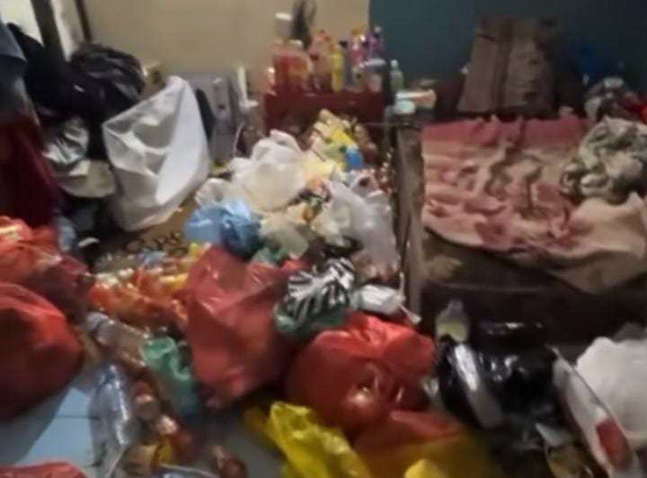 Kondisi kamar salah satu kos di Bali yang dipenuhi oleh sampah