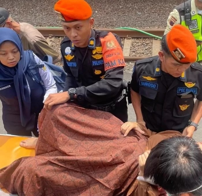 Seorang ibu hamil penumoang KA Sembrani relasi Bekasi-Cepu, mendapat pertolongan untuk persalinan anaknya, Kamis (11/4). (Istimewa)
