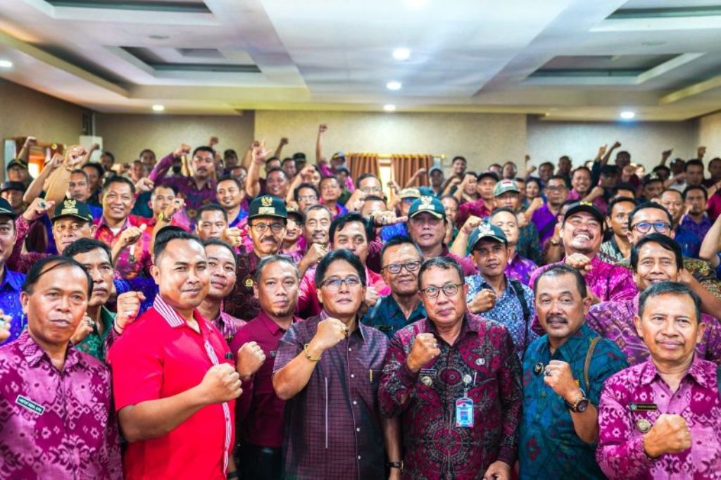 Bupati Badung Nyoman Giri Prasta melakukan audiensi 129 Perbekel se-Kabupaten Buleleng di Mangupura, Badung, Jumat (12/4). ANTARA/HO-Humas Pemkab Badung