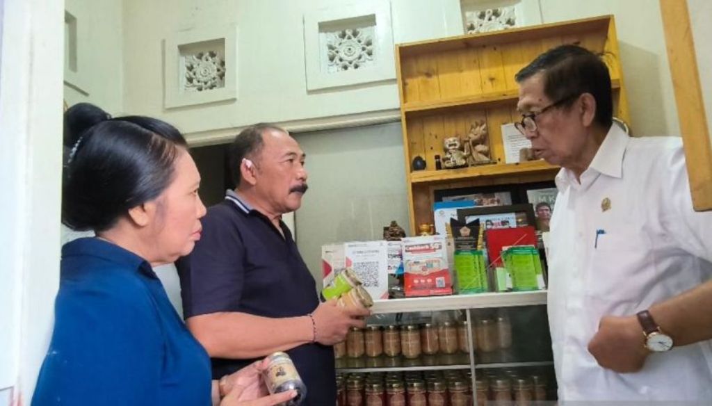 Anggota DPD Made Mangku Pastika saat berbincang dengan terapis kesehatan dan penekun herbal I Dewa Made Agung Suryawan (Jung Kumis) di Denpasar. ANTARA/Ni Luh Rhismawati.