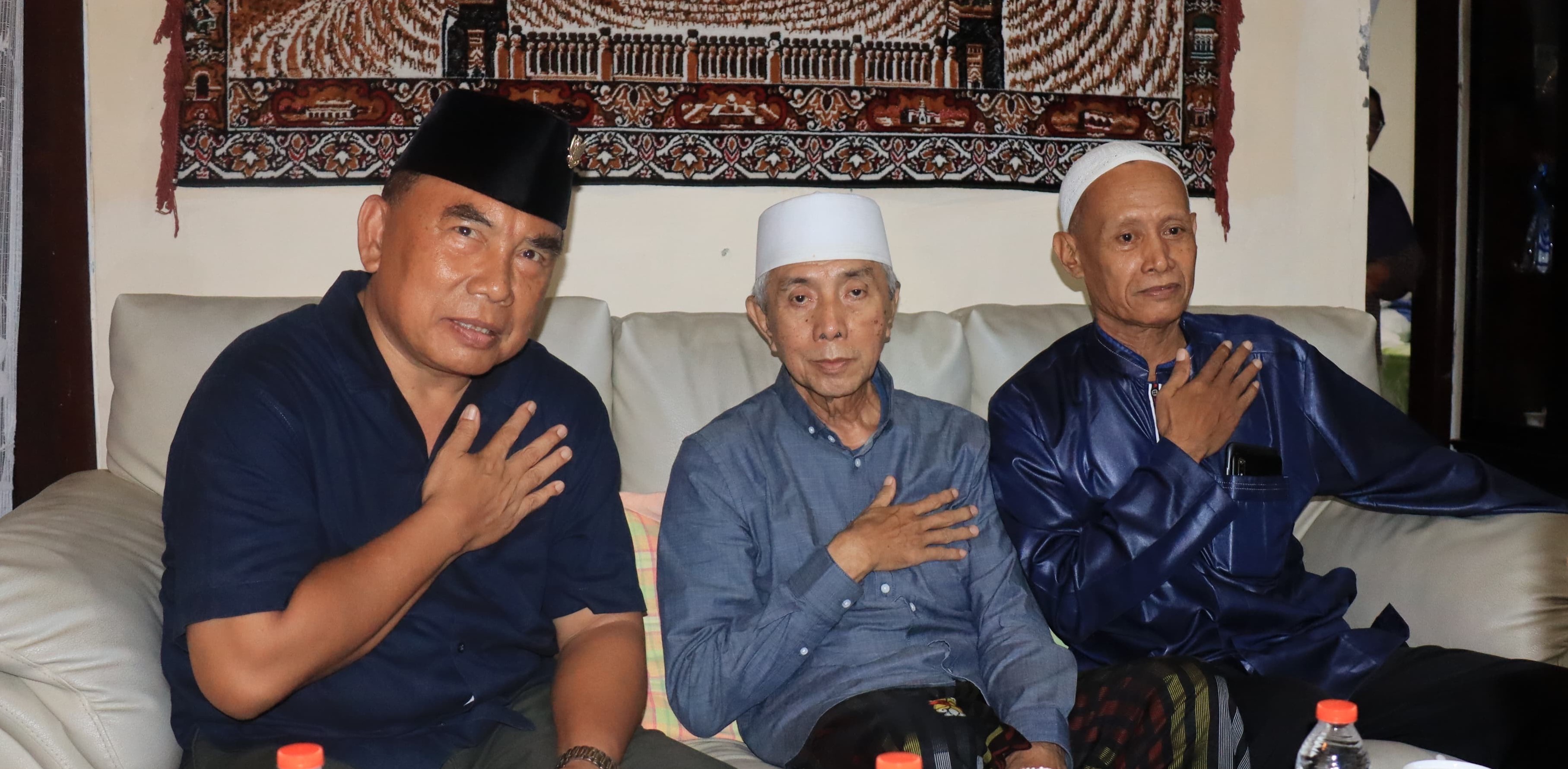 Bupati Jembrana I Nengah Tamba (kiri) saat safari Lebaran ke sejumlah tokoh muslim di Jembrana, Rabu, 10 April 2024.