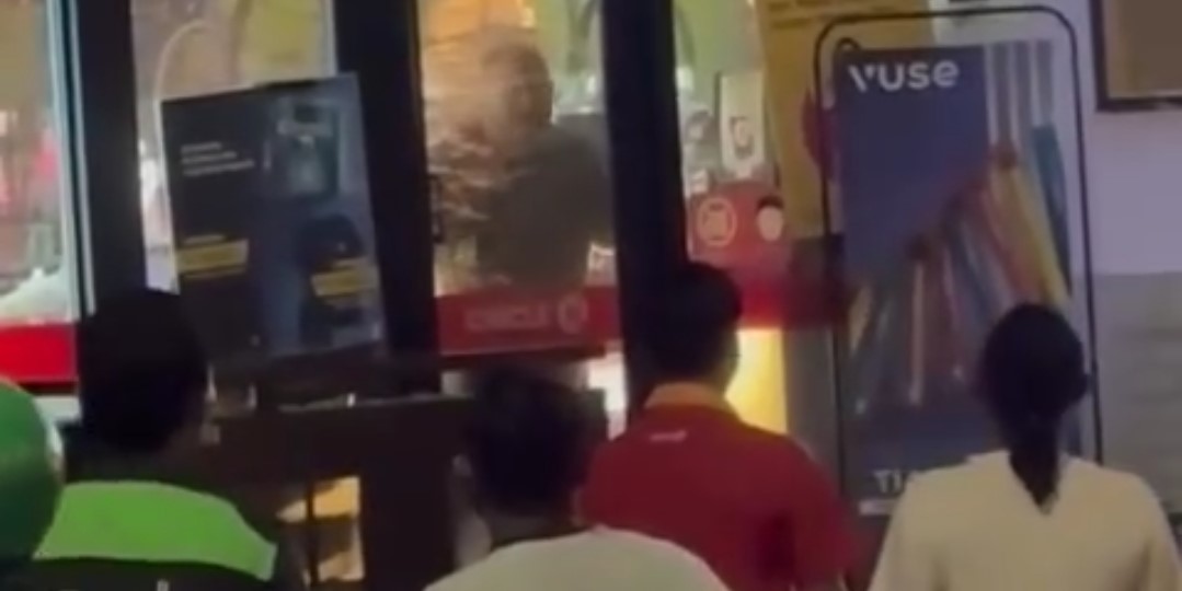 Polisi dan warga berusaha mengamankan bule Australia ngamuk masuk ke sebuah minimarket di Jalan Raya Petitenget, Kerobokan Kelod, Kecamatan Kuta Utara, Kabupaten Badung, Bali, Kamis 11, April 2024.