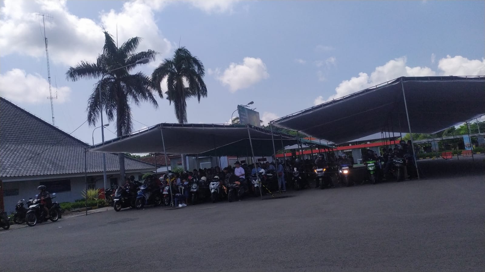 Beberapa kendaraan roda dua dan roda empat di areal Pelabuhan Gilimanuk, Kamis (11/4).