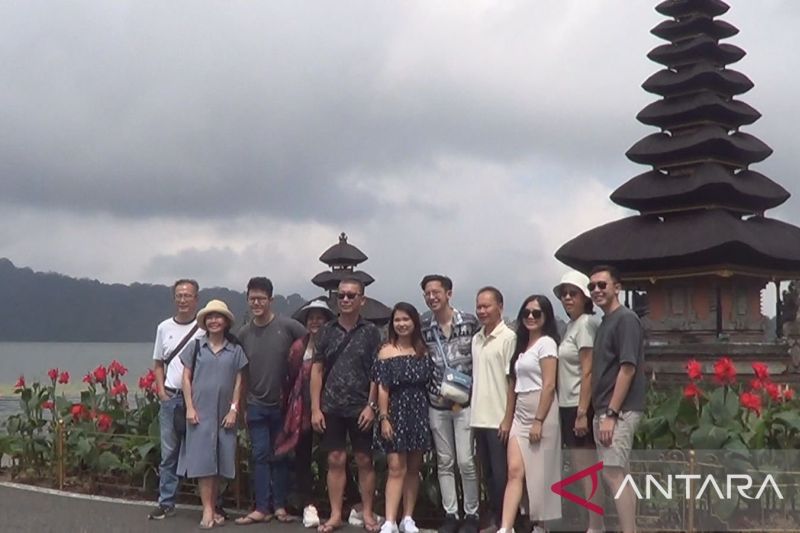 Satu rombongan wisatawan sedang berpose di depan Pura Ulun Danu Beratan, Bedugul, Kabupaten Tabanan, Bali, Kamis, 11 April 2024.