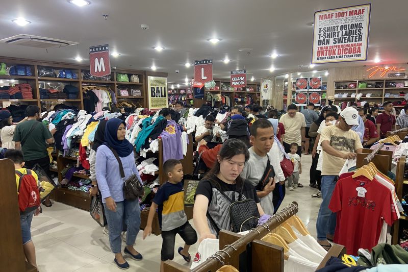 Wisatawan domestik padati pusat oleh-oleh Pabrik Kata-kata Joger di momen Lebaran 2024, Badung, Bali, Sabtu (13/4/2024). ANTARA/Ni Putu Putri Muliantari