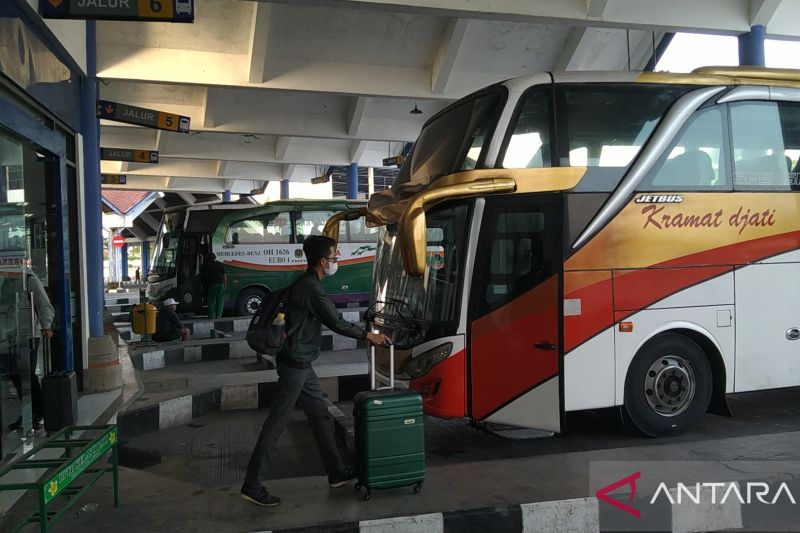 ARUS BALIK: Penumpang periode arus balik Lebaran 2024 di Terminal Mengwi, Kabupaten Badung, Bali belum meningkat signifikan.