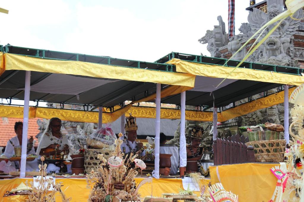 SARWA SADHAKA: Tri Sadhaka dan Sarwa Sadhaka memiliki perbedaan konsep yang mendasar meski sama-sama memiliki tugas memimpin upacara Hindu di Bali.