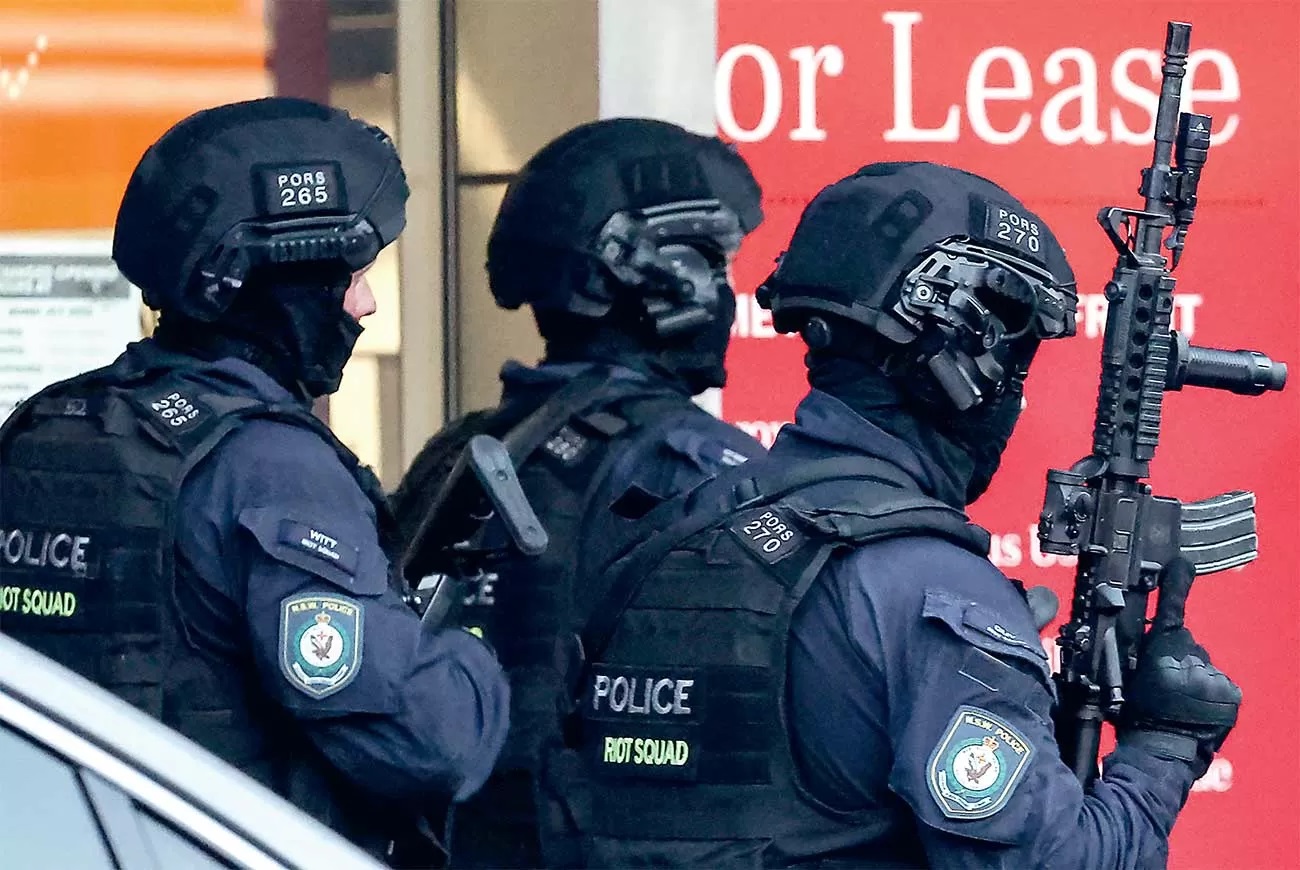 TEROR DI PUSAT PERBELANJAAN: Polisi Australia memasuki Mal Westfield Bondi Junction, Sydney, untuk berburu pelaku penikaman. (AFP)