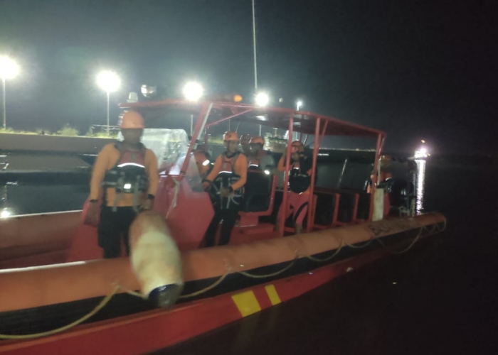 EVAKUASI: Tim SAR gabungan melaksanakan evakuasi terhadap crew kapal asing yang mengalami kecelakaan kerja di Perairan Tanjung Benoa.