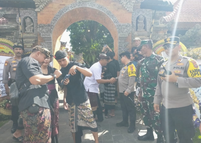 PENGAMANAN : Polres Gianyar amankan rangkaian karya Pitra Yadnya / Pelebon Alm. Cokorda Bagus Santaka Bertempat di Puri Saren Kauh, Puri Agung Ubud, Kecamatan Ubud, Gianyar, Minggu (14/4).