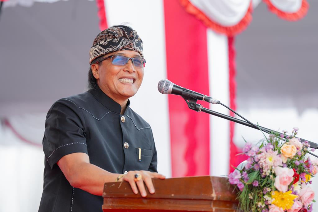 Bupati Badung, I Nyoman Giri Prasta, menghadiri Peletakan Batu Pertama Pembangunan Gereja Kristen Protestan di Bali (GKPB) Untal-untal, Dalung, Kuta Utara, Badung, Bali, pada Jumat (12/4).