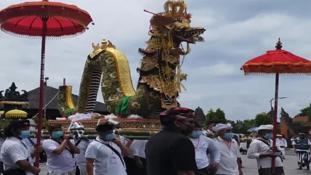 NAGA BANDA : Palebon mantan Bupati Klungkung yang juga tokoh Puri Klungkung Tjokorda Gde Agung, Januari 2021, menggunakan Naga Banda. I Made Mertawan/Bali Express.