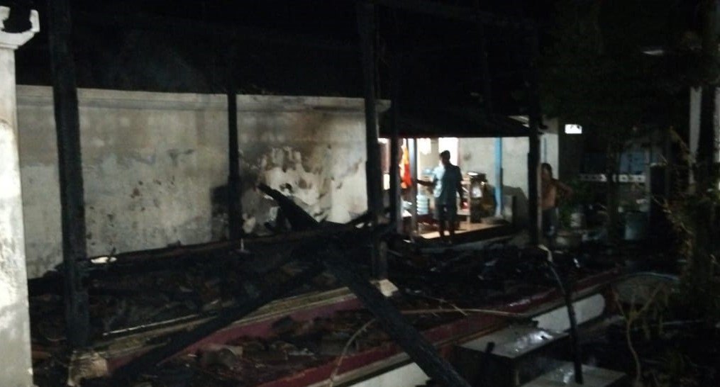 Kebakaran Bale Sakanem di Desa Sembung Gede, Kecamatan Kerambitan, Kabupaten Tabanan, Bali, Minggu, 14 April 2024.