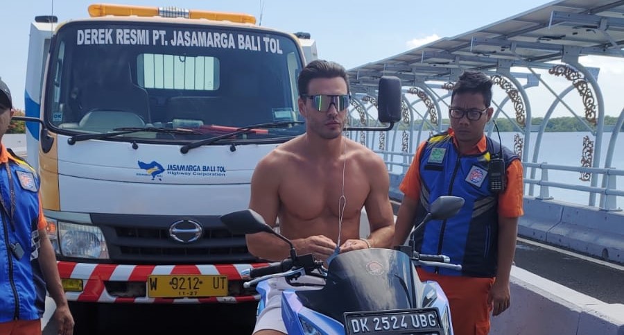 Ivan yang mengendarai motor Honda PCX diamankan polisi karena masuk jalur mobil Tol Bali Mandara dan tak mengenakan helm.