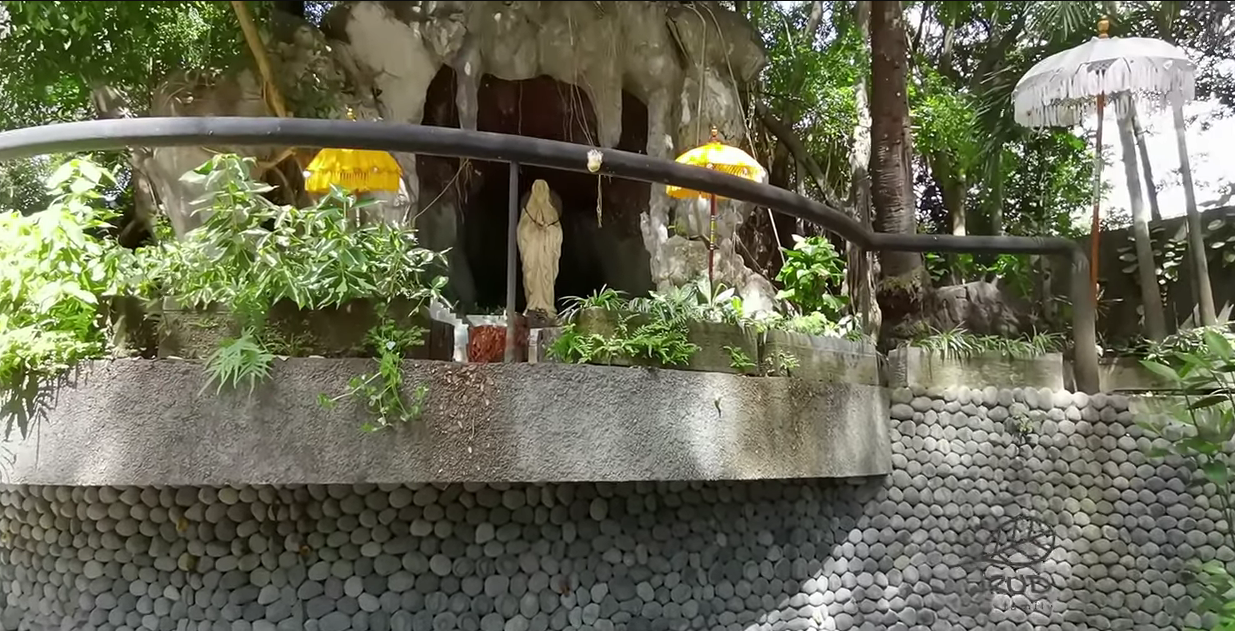Patung Bunda Maria dibangun di Goa Maria Air Sanih, Desa Bukti, Kecamatan Kubutambahan, Kabupaten Buleleng, Bali.