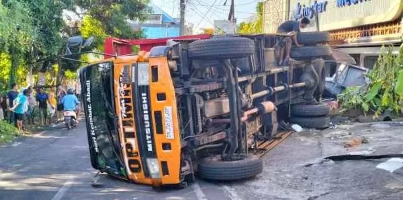 CELAKA BERUNTUN : Truk Fuso dengan Nopol Dk 8677 GP terbalik di Jalan Taman Giri, Mumbul, Nusa Dua, Sabtu (13/4/2024).(Istimewa)