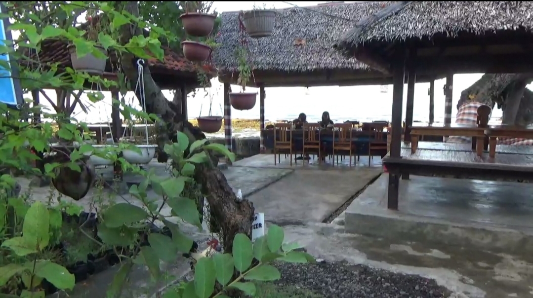 WARUNG PENCAR: Warung Pencar Desa Penyabangan, menjadi incaran para pecinta kuliner kawasan Bali Utara kerena menu ikan bakar yang enak di samping view Laut Gondol.