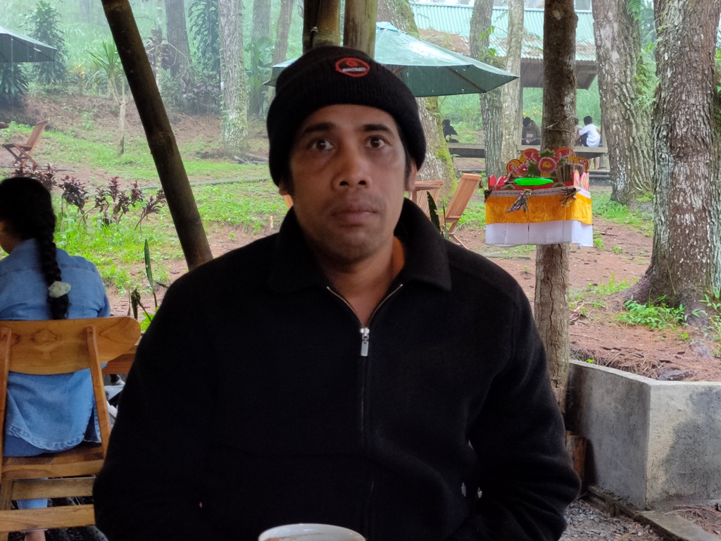 LUBANG: Ketua KTH Glagahlinggah Lestari, Nyoman Sumarta mengatakan Desa Adat Glagahlinggah Bali memiliki tradisi unik membuat lubang.