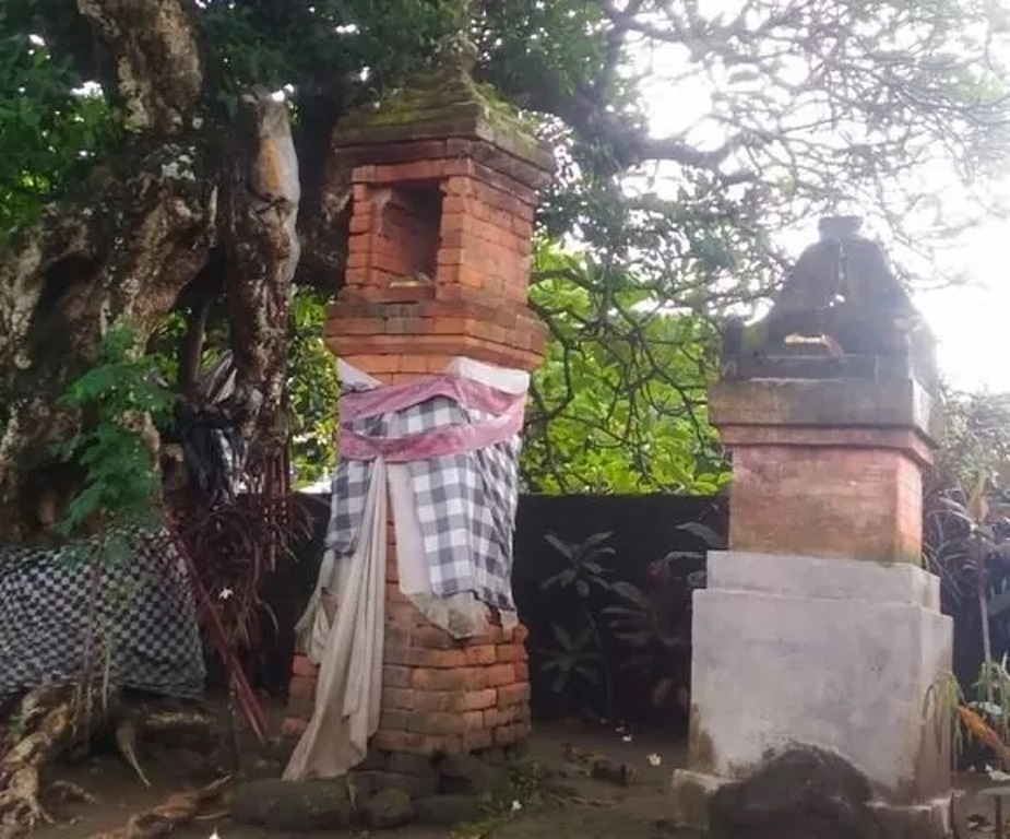 Pura Jempayah di Denpasar, Bali, menyimpan cerita mistis tentang tajen jangkrik dan palinggih yang dihaturkan sebagai nazar.