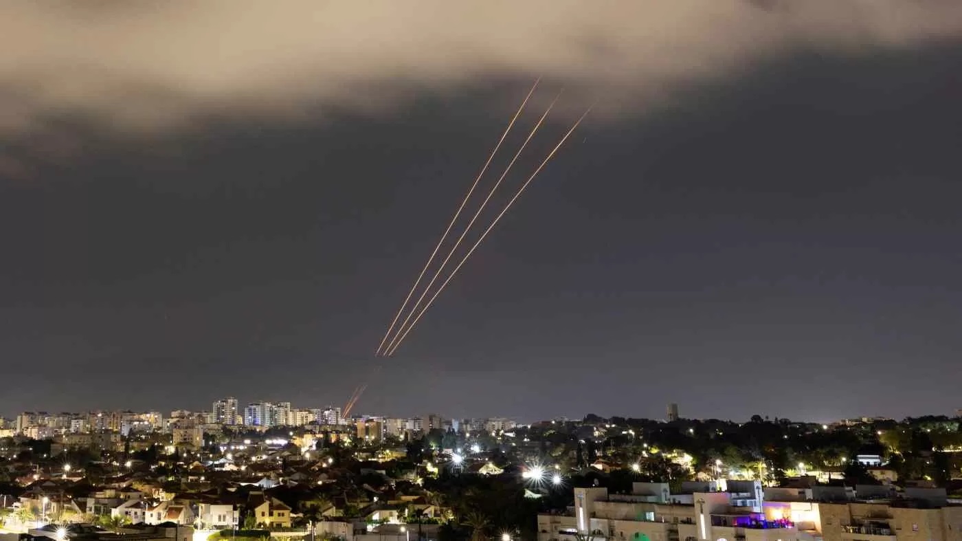 Sistem anti-rudal beroperasi setelah Iran meluncurkan drone dan rudal ke arah Israel, seperti yang terlihat dari Ashkelon, Israel pada 14 April. (Reuters)