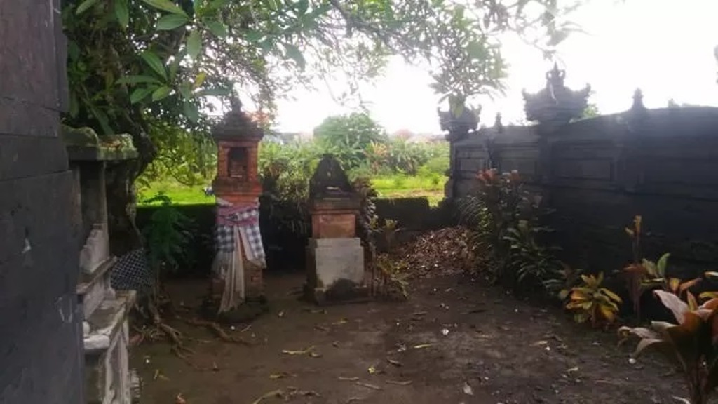 Pura ini terletak di tengah sawah di sebelah barat Lapangan Renon, Denpasar, Bali.