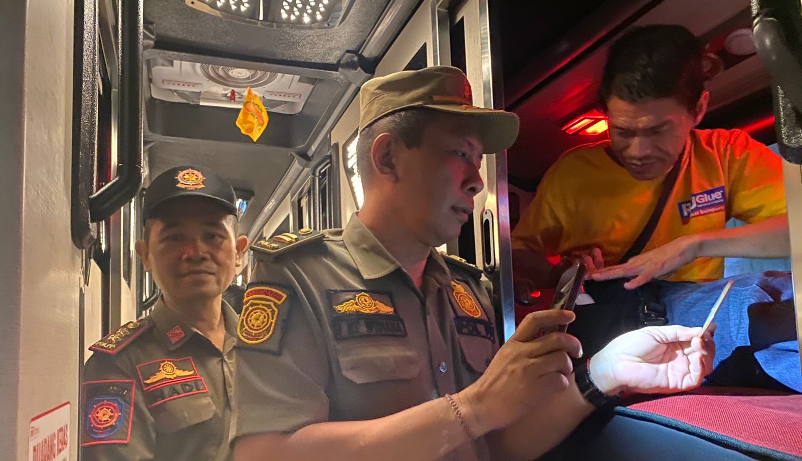 Pelaksaan sidak duktang oleh Satpol PP Badung saat arus balik Lebaran di Terminal Tipe A Mengwi, Kabuaten Badung Bali.