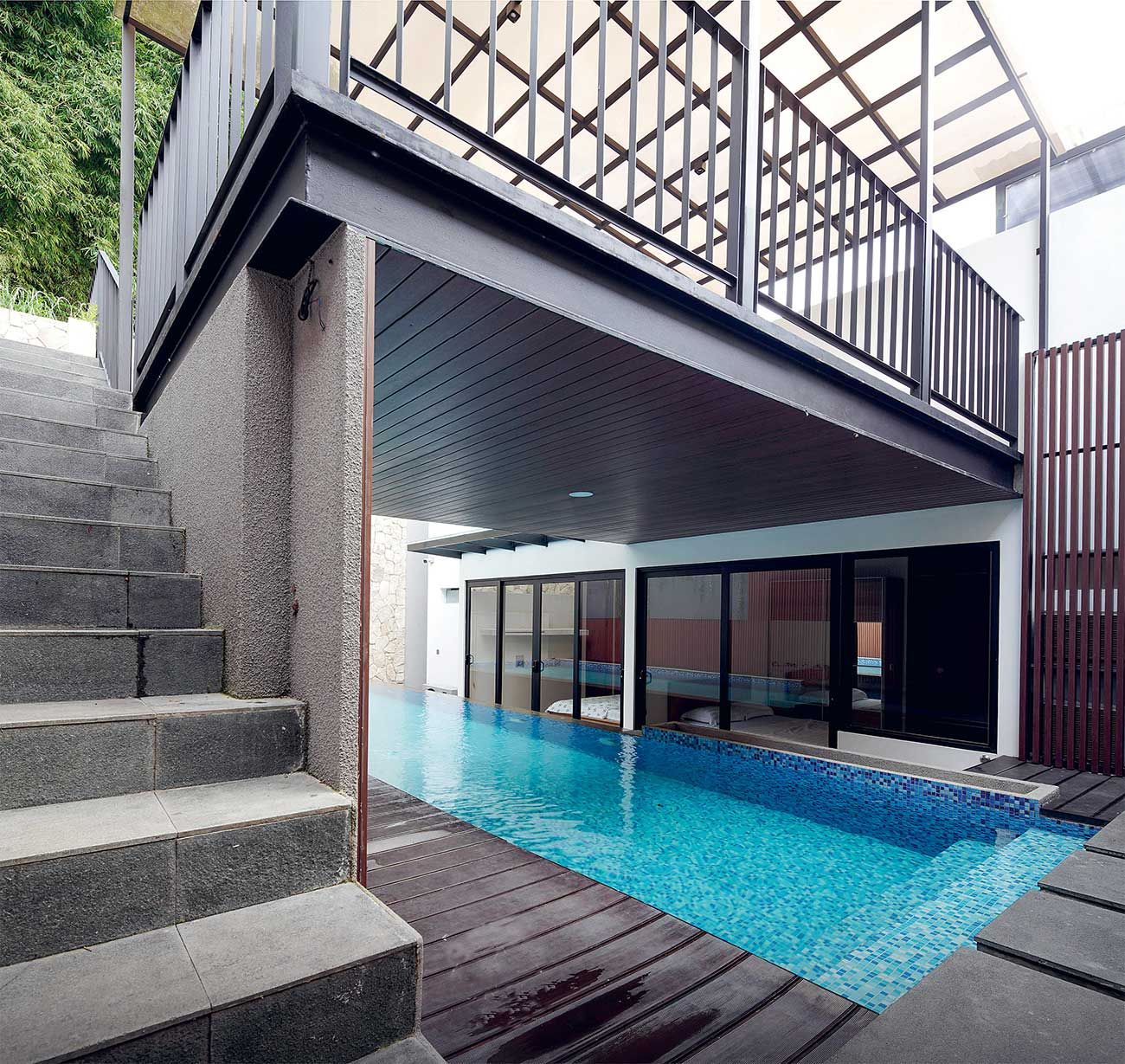 MODERN TROPIS: Kolam renang dengan aksen hijau dari tanaman yang menjuntai. (Dokumentasi Konars Design)