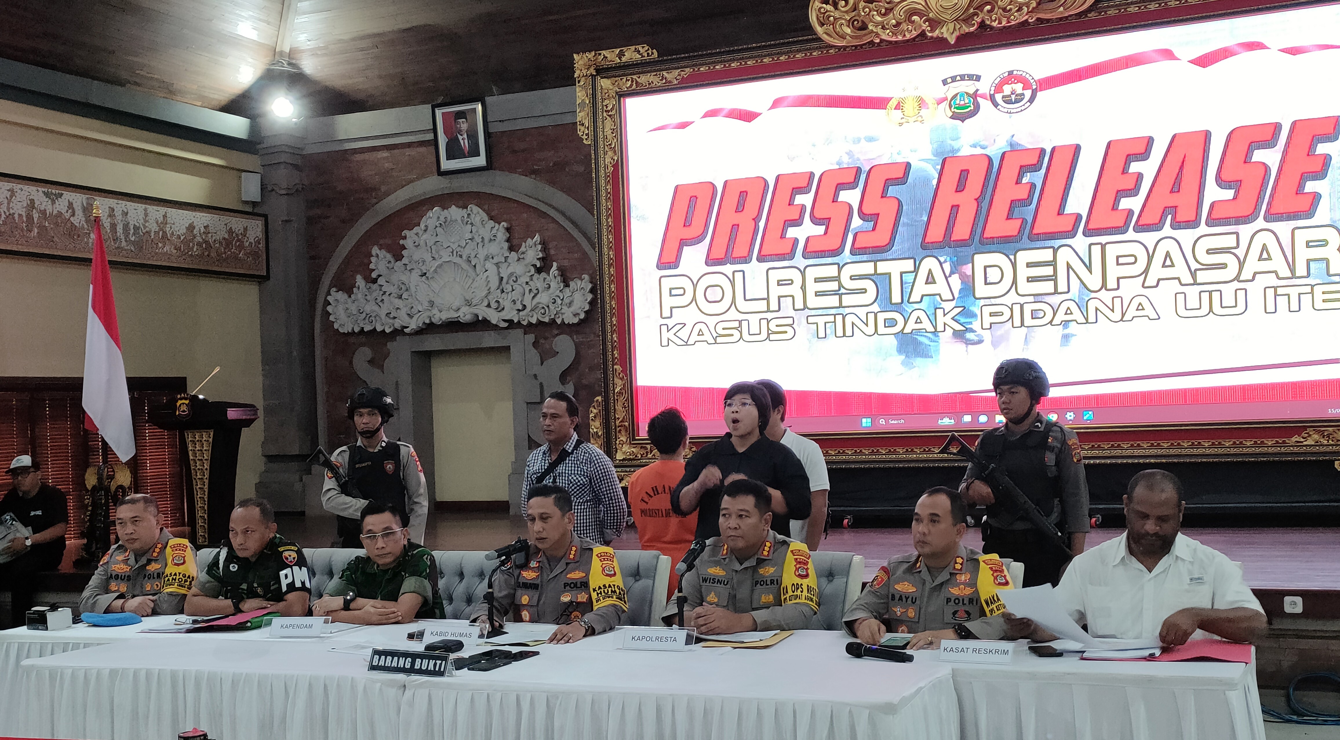 Kabidhumas Polda Bali Kombespol Jansen Avitus Panjaitan (tengah) dan pihak terkait membeberkan kasus Anandira Puspita, Senin, 15 April 2024.