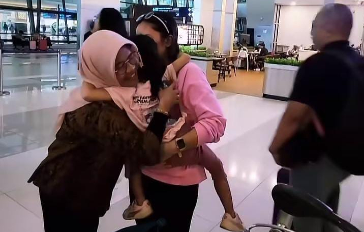 Niluh Djelantik mengunggah potret kebersamaan Anandira bersama sang anak usai mendapat penangguhan penahanan