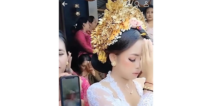Seorang wanita menggelar pernikahan secara virtual lantaran sang suami disebut masih berada di luar negeri