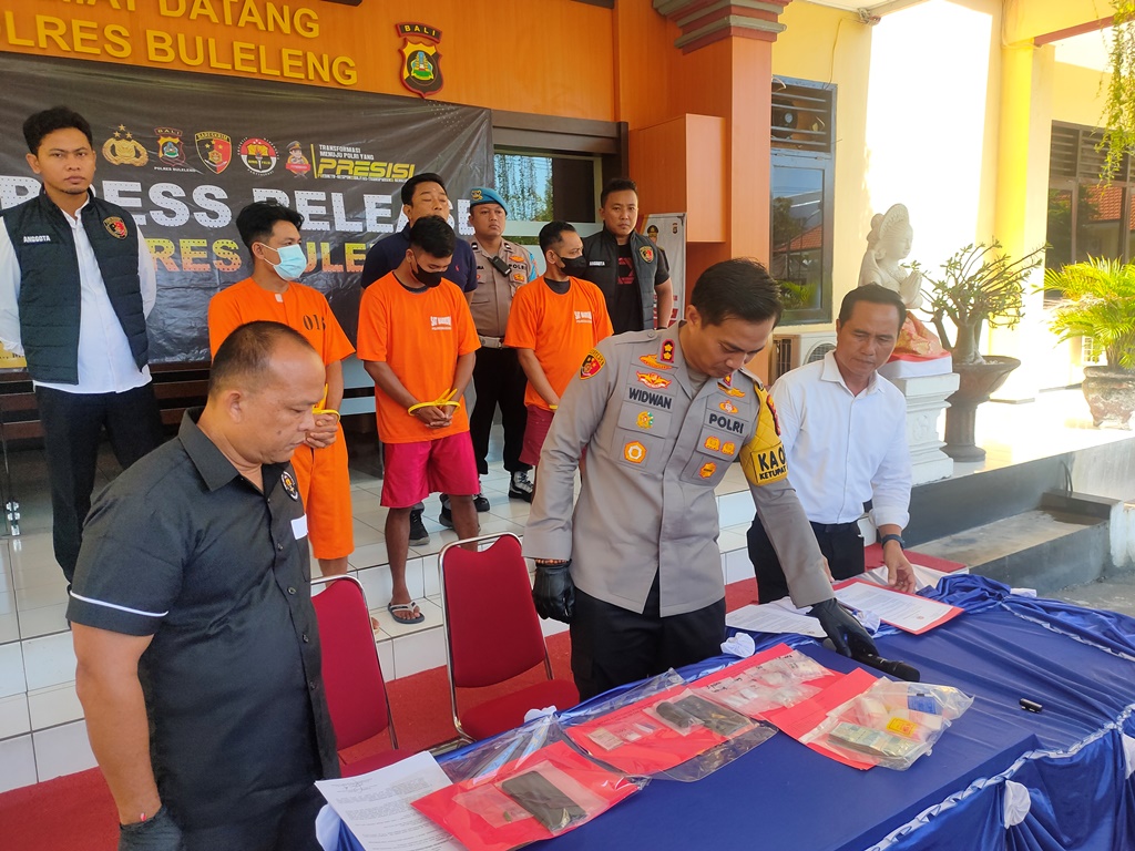Polres Buleleng rilis pengungkapan kasus narkoba di Bali dengan tiga tersangka.