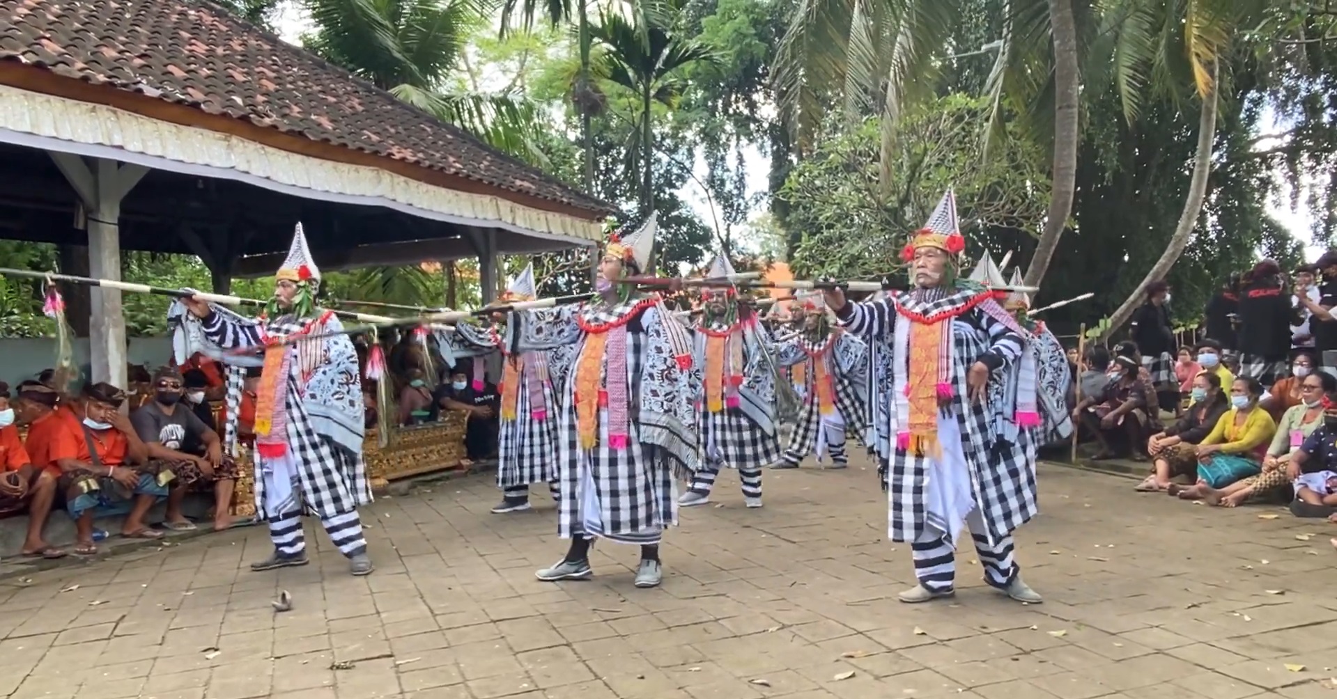 TATA RIAS: Tari Baris Katekok Jago di Desa Tegal Darmasaba Bali mengenakan busana dan tata rias serba poleng disertai tanda gecek dari kapur putih.