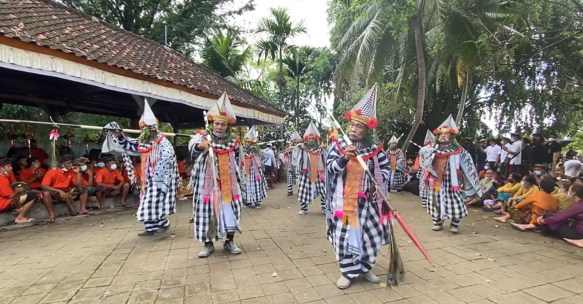 BARIS POLENG: Tari Baris Poleng Katekok Jago di Desa Tegal Darmasaba, Badung, Bali kerap dipentaskan di kuburan serangkaian upacara ngaben atau pelebon.