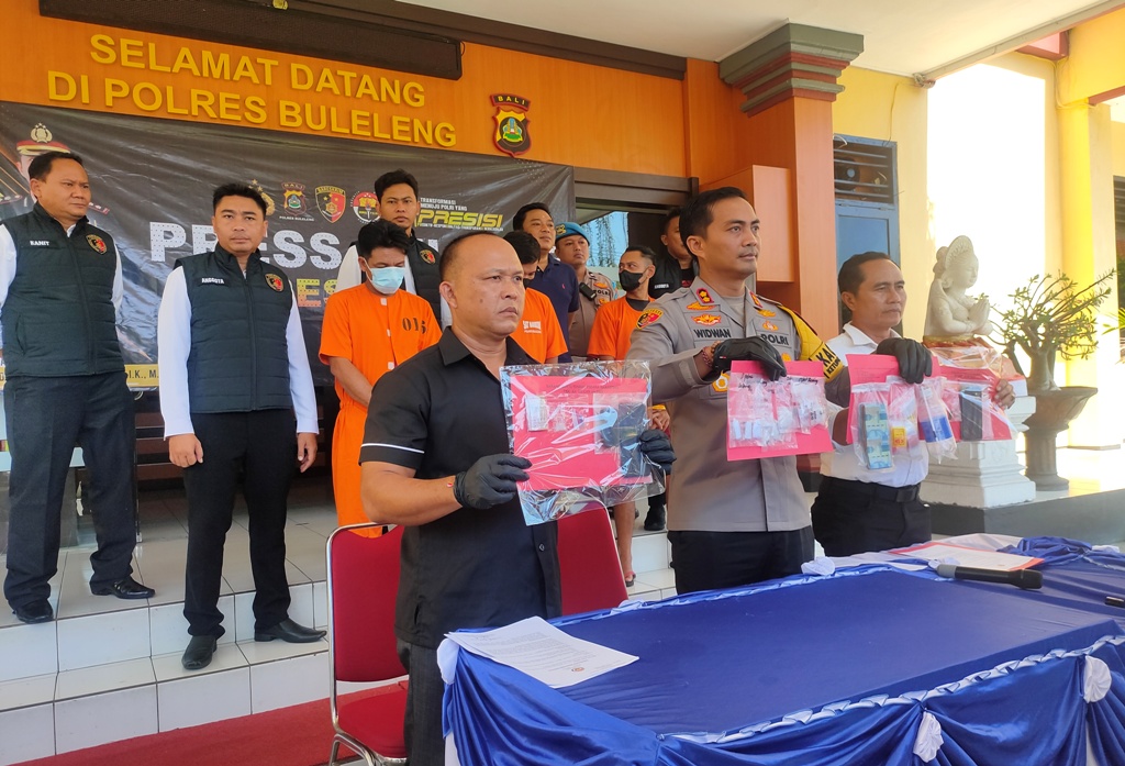 RILIS: Polres Buleleng merilis kasus penangkapan tiga tersangka terkait kasus narkoba yang menggunakan modus baru dan sejumlah fakta menarik.