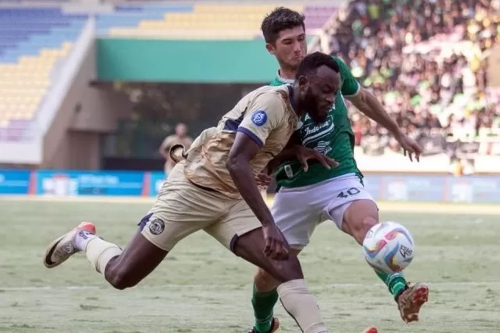 Pemain PSS Sleman, Kevin Gomes (kanan) saat mengontrol bola dihadang salah satu pemain Arema FC Malang dalam pertandingan Liga 1 2023/2024, di Stadion Manahan Solo, Senin (15/4/2024).