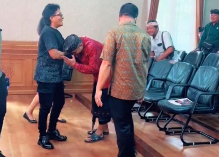 Tangkapan layar video Camat Banjarangkan I Dewa Komang Aswin menyambut kedatangan Bupati Badung Giri Prasta sekaligus mencium tangannya.