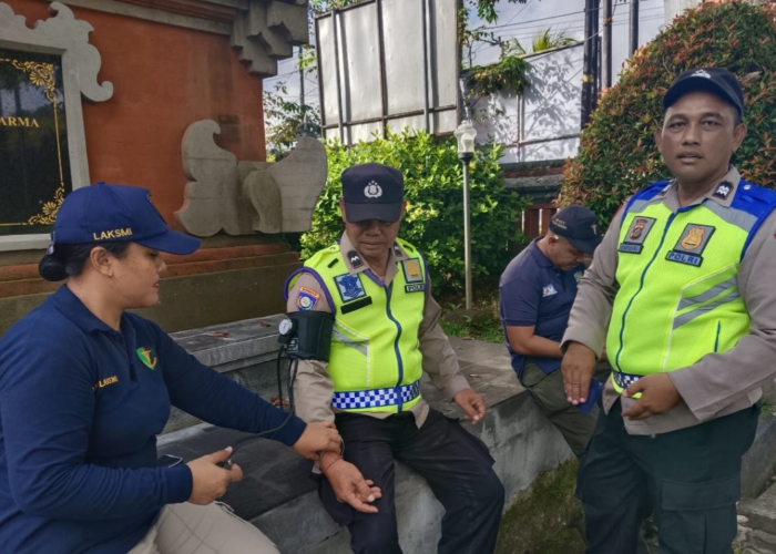 CEK : Personel Operasi Ketupat Polres Tabanan dicek kesehatan oleh Kasubsatgas Dokes Selasa (16/4).