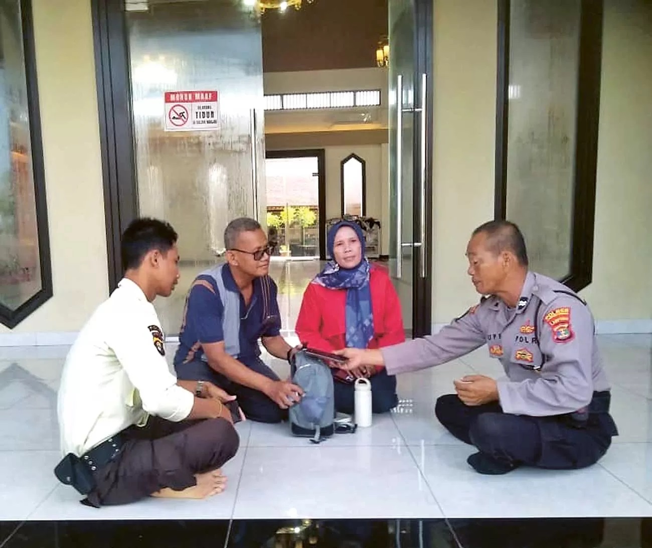 TANGGUNG JAWAB: Aiptu Supriyanto (kanan) mengembalikan tas milik Sukisno (dua dari kiri) di masjid rest area Km 116 jalan tol Trans Sumatera (14/4). (DOKUMENTASI HUMAS POLRES LAMPUNG TENGAH)