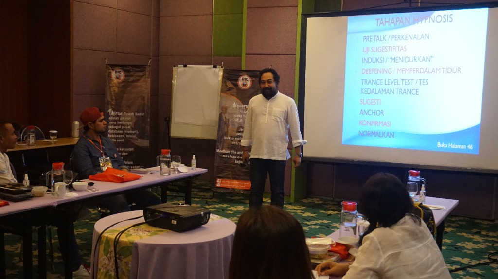 HIPNOTIS: AA Lanang Ananda, master senior hipnosis menjelaskan soal cara modern untuk menyembuhkan penyakit non-medis seperti bebai dan santet.