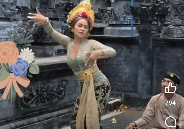 Seorang mempelai wanita menari diduga Kerauhan saat mepamit di merajan