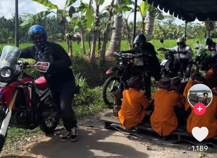 Rombongan tracker tuntun motor saat lewati acara hajatan dipinggir jalan