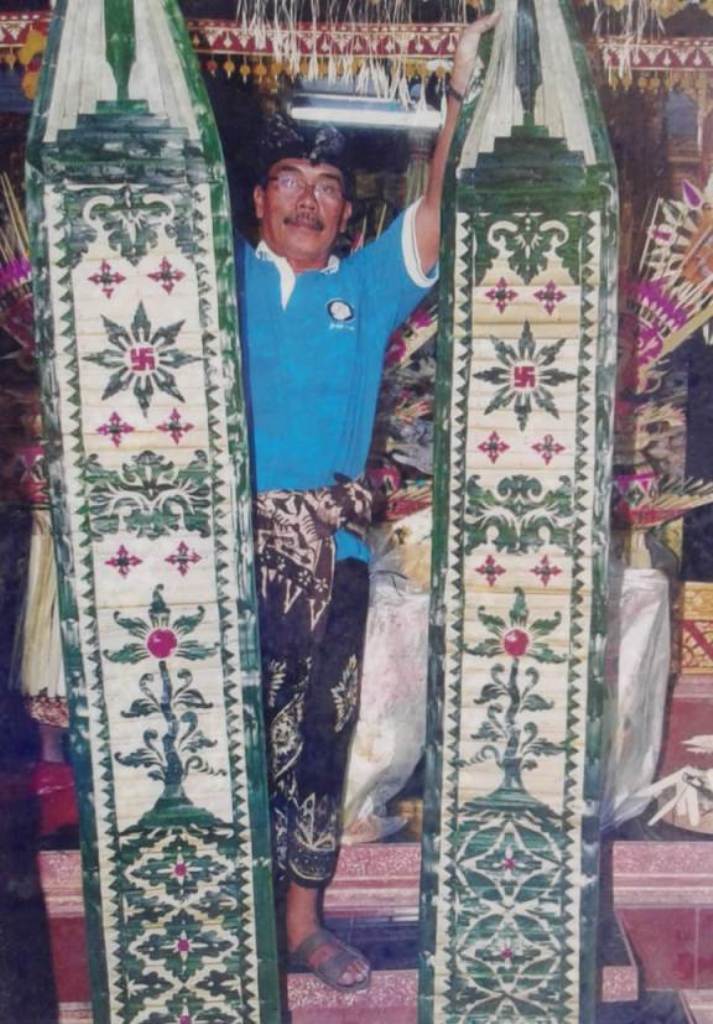 LAMAK: Lamak memiliki arti penting dalam agama Hindu di Bali karena sebagai simbol tiga alam. Lamak dipasang di tempat suci saat upacara.