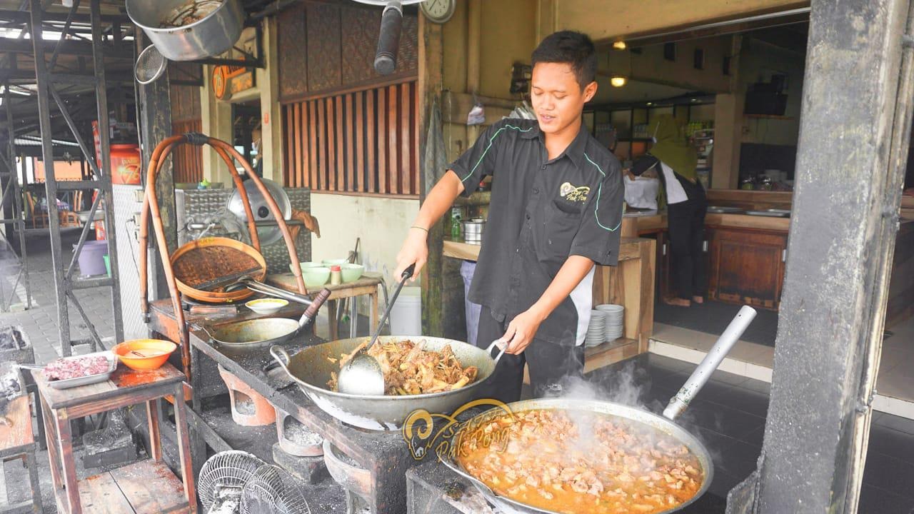 SATE: Sate Klathak Pak Pong salah satu sate yang melegenda di Yogyakarta. Usaha ini dirintis pada tahun 1997 dengan bantuan KUR BRI.