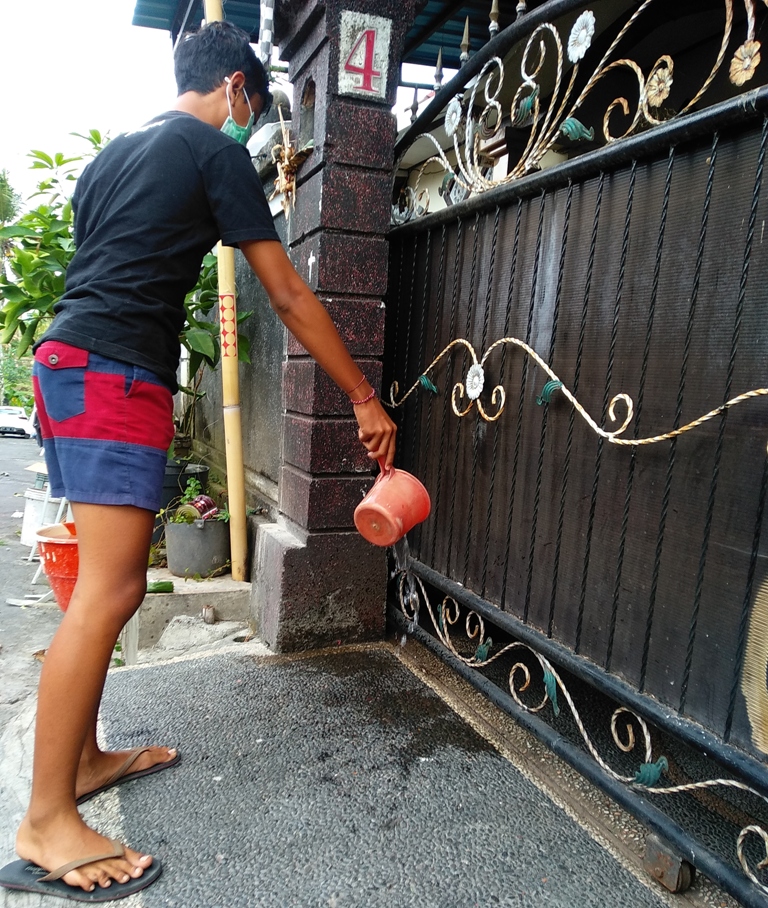 AIR LAUT: Menyiram pekarangan rumah dengan air laut diyakini memiliki manfaat untuk mengusir energi negatif dan juga untuk kesehatan fisik dan mental.