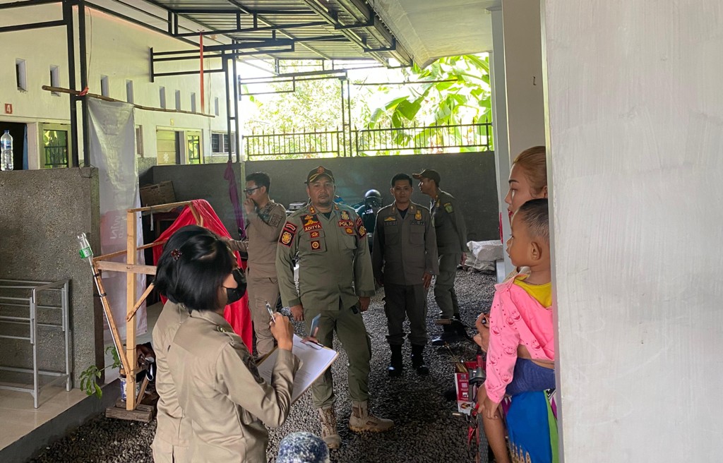 Sidak penduduk non permanen oleh Satpol PP Jembrana, Selasa (16/4).