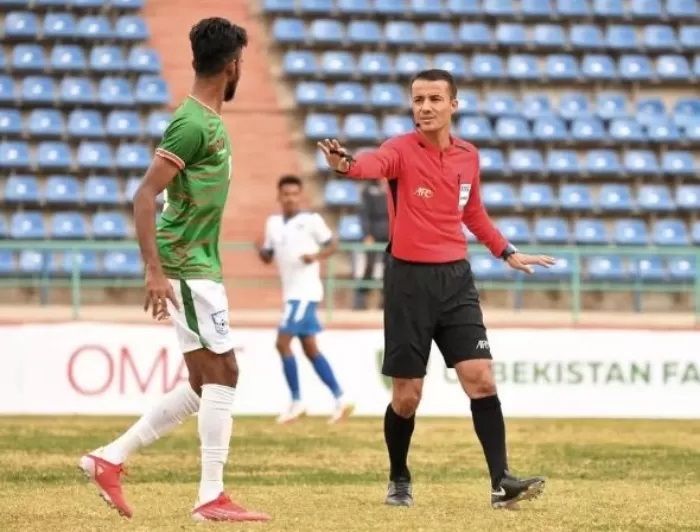 Nasrullo Kabirov mendapat intimidasi dari netizen Indonesia setelah memberikan penalti dan dua kartu merah kepada pemain Indonesia kontra Qatar di Piala Asia U-23 2024. (Instagram @nasrullo_ref)