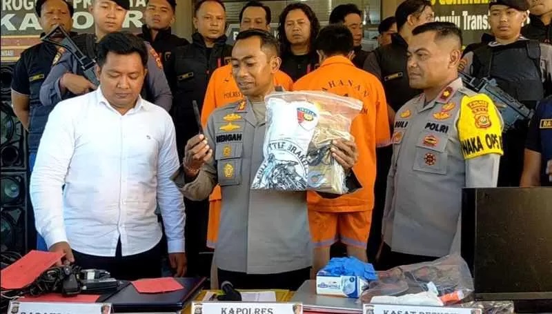 TERTANGKAP LAGI : Dua pelaku pencurian berantai yang meresahkan warga Karangasem berhasil ditangkap polisi.(zulfika rahman/radar bali)