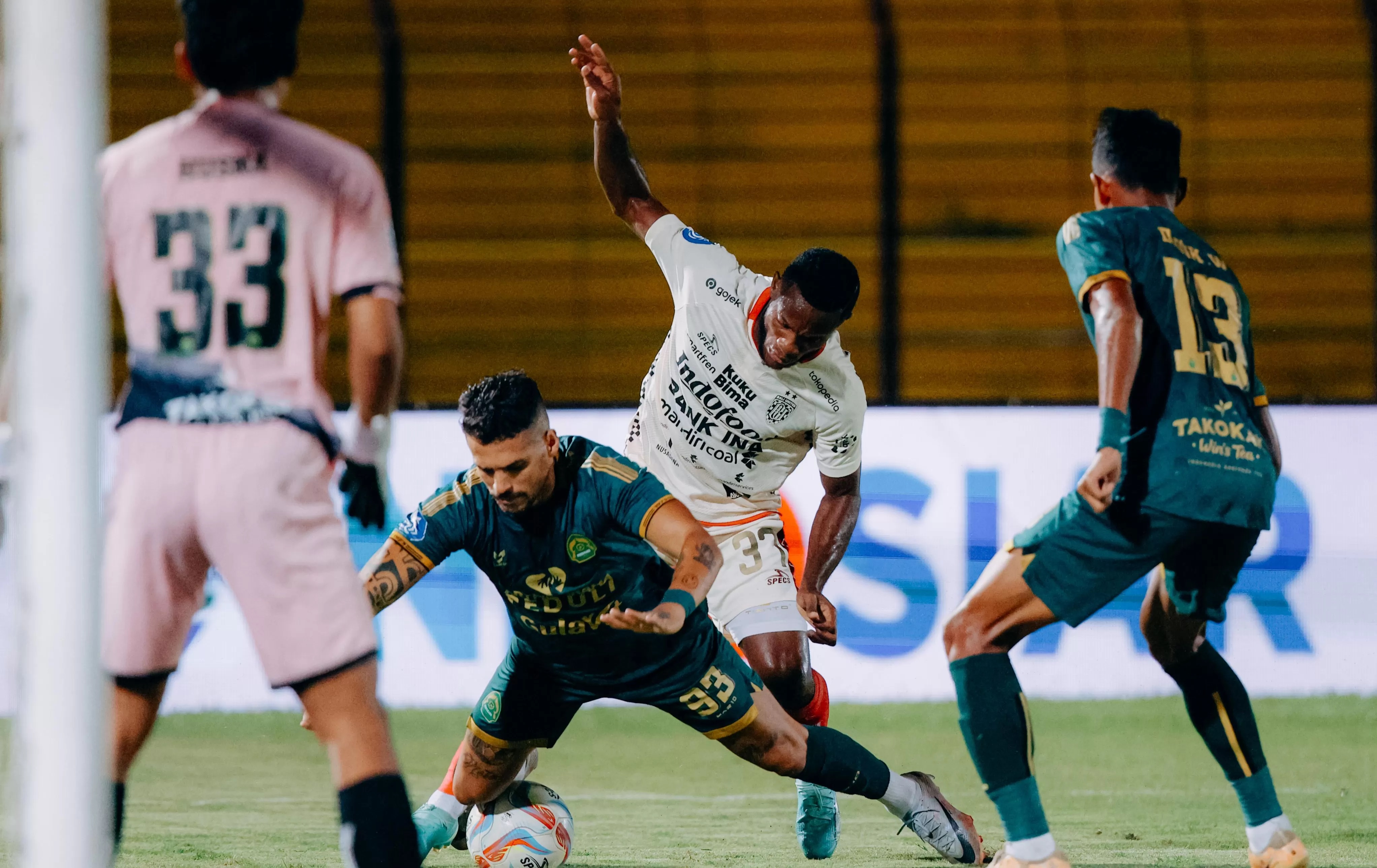 BIKIN MALU: Bali United (jersey putih) kalah memalukan 2-3 atas Persikabo 1973 dalam pekan ke-31 Liga 1, Senin 15 April 2024 di Stadion Sultan Agung, Bantul, Yogyakarta. (Bali United)