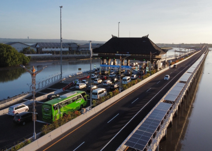 PADAT : Kepadatan lalu lintas di Gerbang Tol Bali Mandara saat Libur Lebaran.